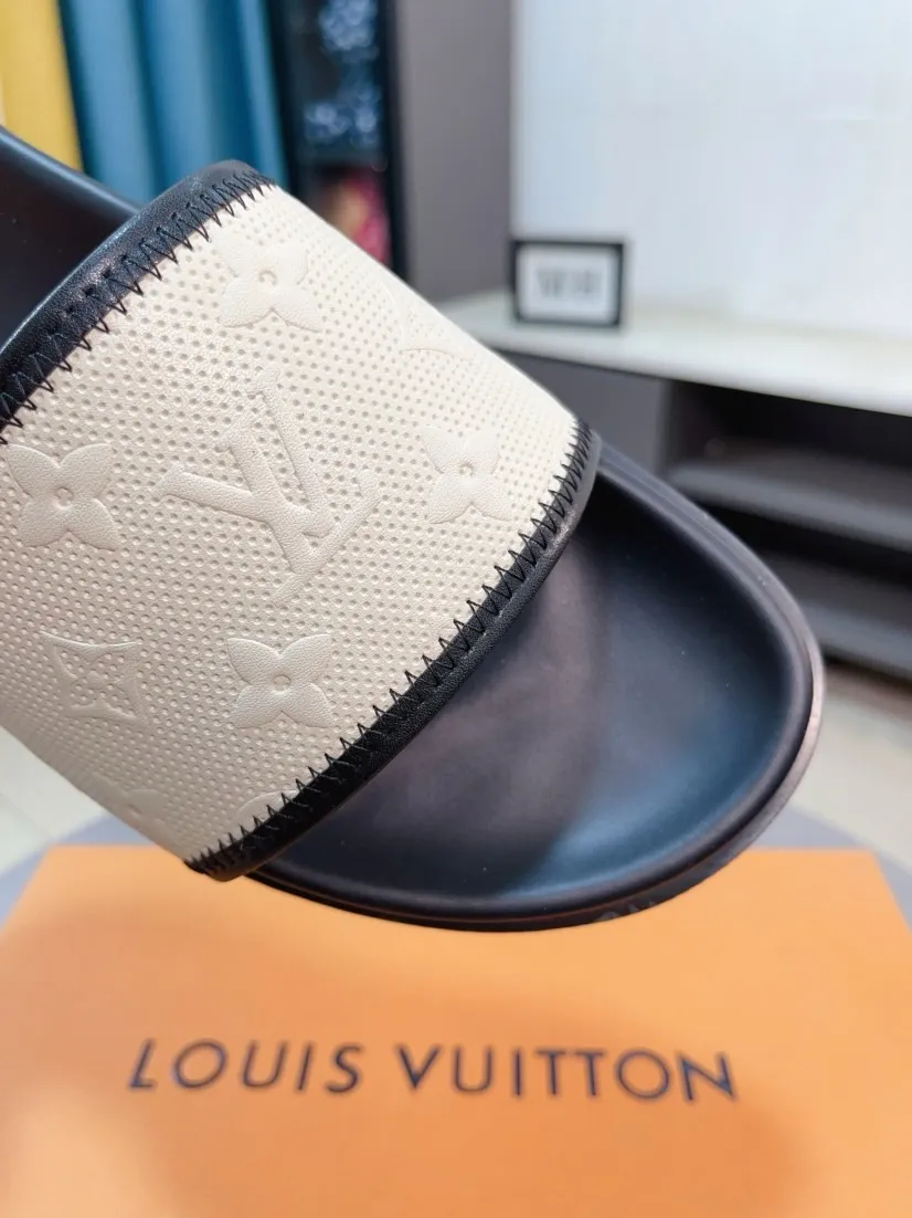 Ex-factory price 320🌹🌹 (lv-Louis Vuitton) new men's sandals, high-end boutique, exquisite embossed logo decoration on the upper, fine workmanship, super soft soles, casual, loose and comfortable, a must-have in summer! \nsize：38-44